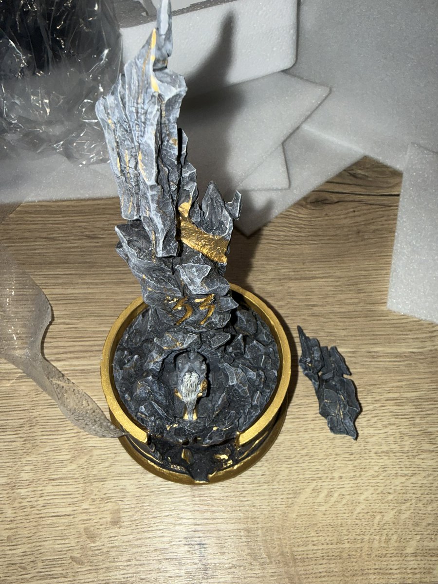 Worfheim's tweet photo. @Pixnlove @expedition33 Des mois d'attente pour qu'il soit cassé. Super. https://t.co/Je0BOVaVsx