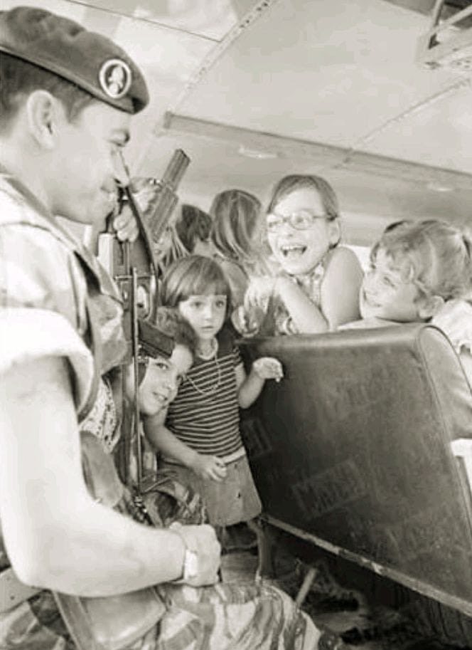 Cdc_13eDBLE's tweet image. #Devoirdemémoire

🟢🔴 Il y a 50 ans, le 3 février 1976, un autobus transportant 31 enfants français était détourné à Djibouti par des terroristes et conduit à Loyada, à la frontière somalienne.

Les légionnaires de la #13DBLE, en poste au checkpoint de Loyada, ont été les