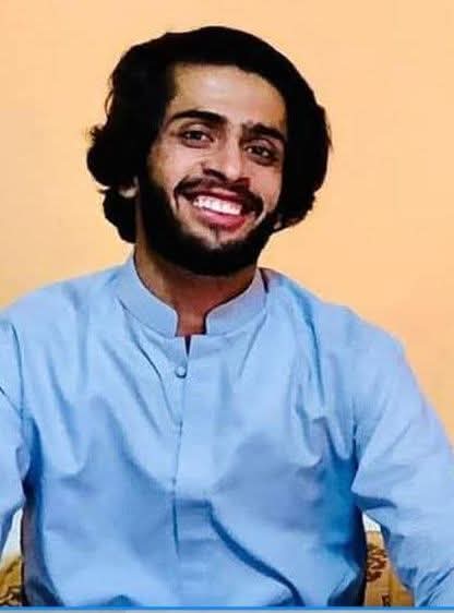 VBMP5's tweet photo. عمر کی جبری گمشدگی باعث تشویش ہے، فوری بازیابی کا مطالبہ کرتے ہیں۔ وی بی ایم پی

وی بی ایم پی کو لواحقین کی طرف سے شکایت موصول ہوئی ہے،کہ رواں سال یکم فروری کو سیکورٹی فورسز نے علی الصبح کو برما ہوٹل کے قریب طالب علم عمر بلوچ ولد عبدالرؤف کو حراست میں لینے کے بعد جبری لاپتہ کردیا https://t.co/wKce61GPXf