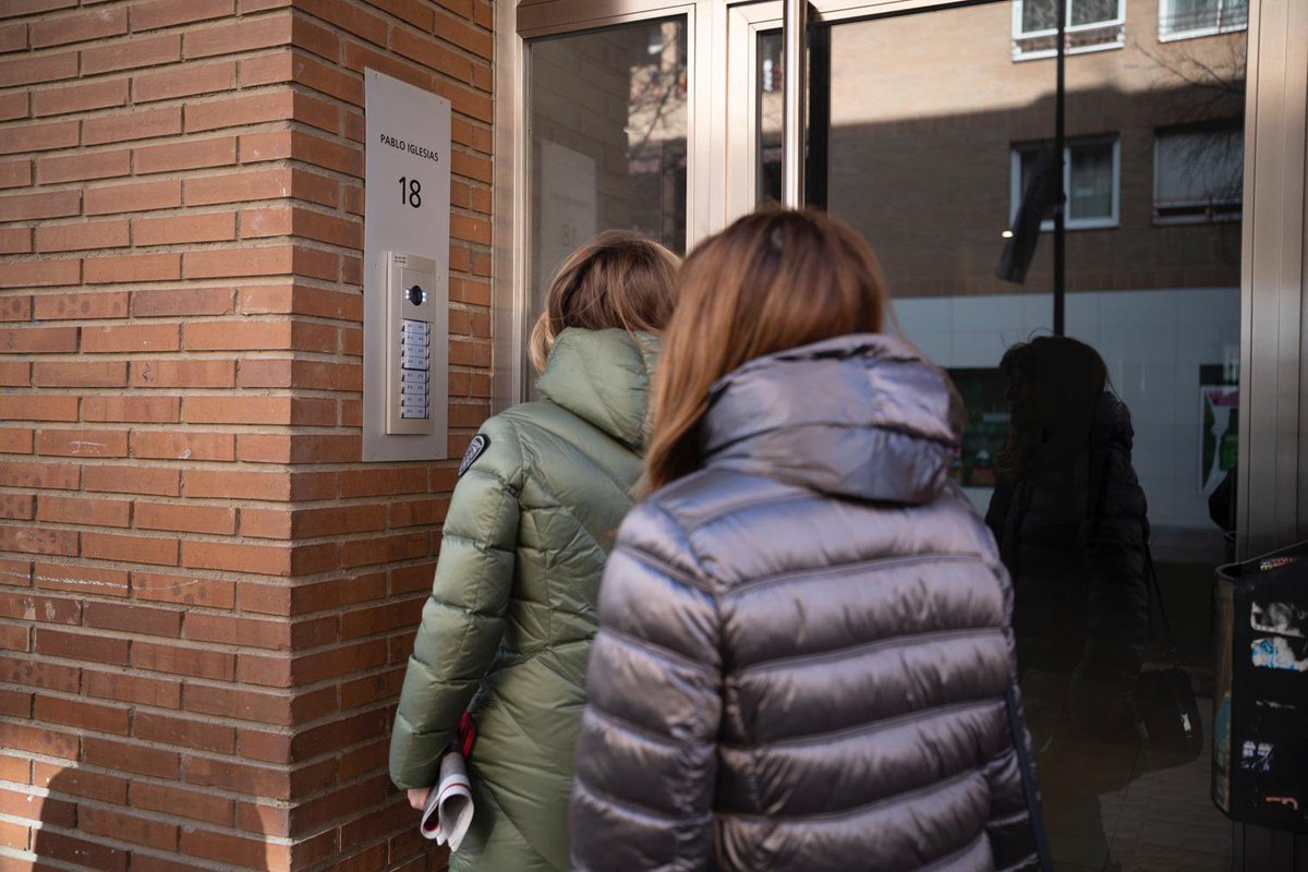 Pilar_Alegria's tweet photo. Puerta a puerta. Casa a casa. Calle a calle. En ciudades y pueblos. 

El domingo nos jugamos qué Aragón queremos ser.  Y nos toca defender lo que importa, lo público y lo de todos.  

El domingo, vota #PorAragón #PorTusDerechos #VotaPilar8F https://t.co/Vw39MAwftt