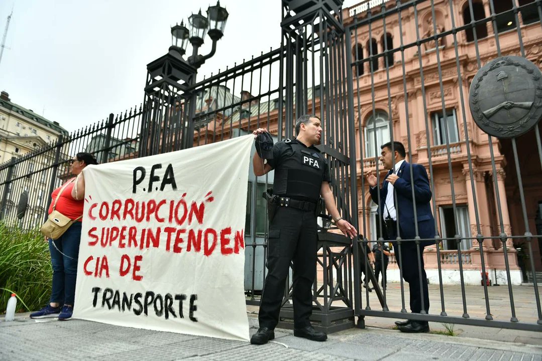 rtillynoticias's tweet image. Un policía de la Federal se esposó en las rejas de la Casa Rosada denunciando corrupción - rtn.com.ar/?p=152324&amp;amp;utm_…