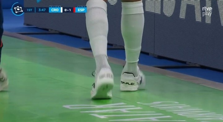 Se ha lesionado por no llevar las cintas en las medias cortadas, menos mal que en categorías más bajas velan por la seguridad del jugador y dan tantísimo por cvlo con ellas ☺️