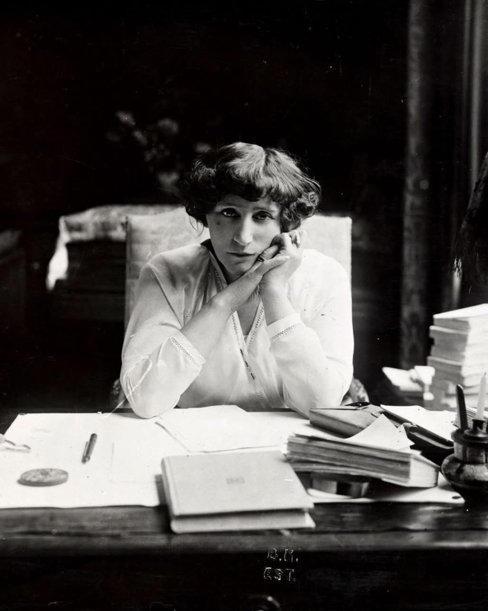 « La vie intérieure est un lieu sans décor, sans témoin, où l’on apprend lentement à supporter ce que l’on est. »

Colette