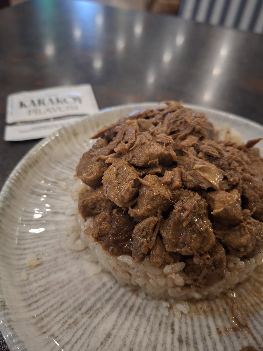 _melonik_'s tweet photo. Bazen hayatın anlamını pilavda buluyor insan. Ona da sürpriz oluyor tiftilmiş 2 et parçasıyla tuzlu su da pişmiş 50 gr pirince indirgemek bunca şeyi. Ama oluyor işte. İnsan sanmadığı yerde ne çok şey buluyor. https://t.co/GCfDCTS08t
