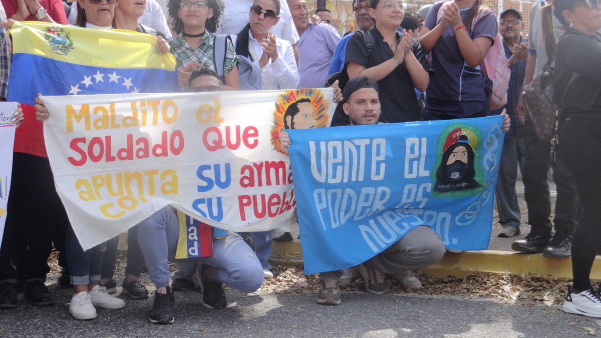 #4Feb Estudiantes de la Universidad de #Carabobo, jóvenes, gremios y sociedad civil, se concentraron en el Arco de Bárbula para exigir la liberación de los presos políticos y una ley de amnistía. 🇻🇪

Valientes ¡Viva la #UC !