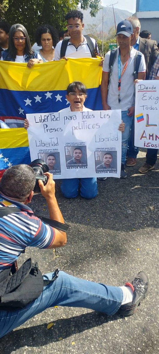 CaraboboConVzla's tweet image. #4Feb Estudiantes de la Universidad de #Carabobo, jóvenes, gremios y sociedad civil, se concentraron en el Arco de Bárbula para exigir la liberación de los presos políticos y una ley de amnistía. 🇻🇪

Valientes ¡Viva la #UC !