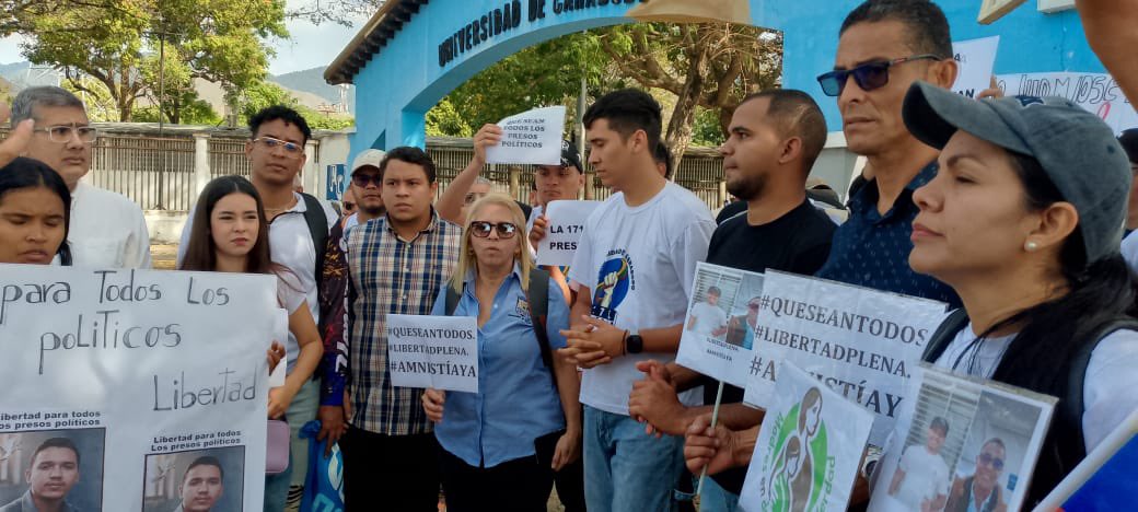 CaraboboConVzla's tweet image. #4Feb Estudiantes de la Universidad de #Carabobo, jóvenes, gremios y sociedad civil, se concentraron en el Arco de Bárbula para exigir la liberación de los presos políticos y una ley de amnistía. 🇻🇪

Valientes ¡Viva la #UC !