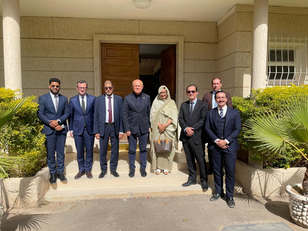 J'ai été très heureux d'avoir eu hier un moment d’échange autour d'un déjeuner organisé par M. Emmanuel Besnier, ambassadeur de la France en Mauritanie, à l'occasion de la visite en Mauritanie de M. Olivier Poivre d’Arvor, envoyé special du Président Francais pour les Océans