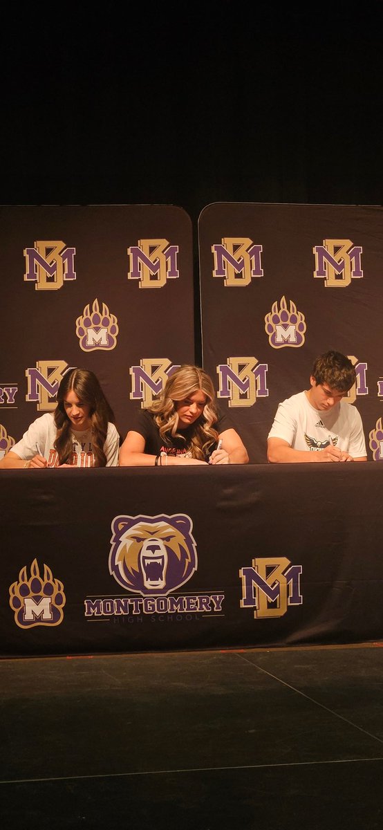 MHSBearSB's tweet photo. So proud of Kinlyn Mills for signing with Angelina College to continue her academic and athletic career! Your hard work paid off and we can’t wait to see you shine at the next level #SigningDay #BuildingChampions #BeABear 
@coachlaplante @coachcooper_mhs @TroyCollavo https://t.co/p3yT6CkIQA