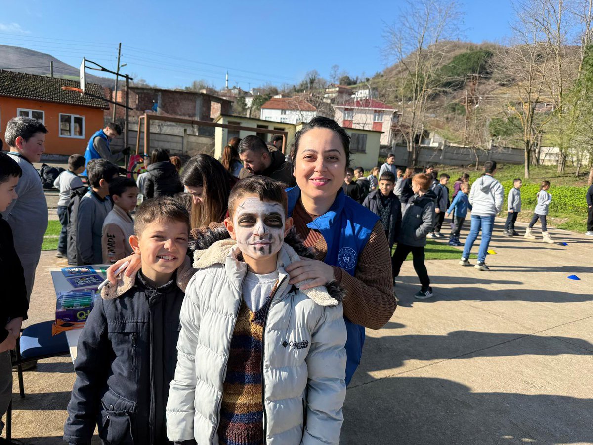 GSB_BafraGM's tweet photo. Genç gönüllülerimizle birlikte Örencik İlkokulu ve Ortaokulu’nda minik arkadaşlarımızla oyunlar oynadık, etkinlikler yaptık ve bol bol gülümsedik. Enerjileri bize, neşemiz onlara karıştı!

💙 Birlikte öğrenmeye, paylaşmaya ve eğlenmeye devam!
#gsbgm 
#bafragm https://t.co/nOGdOj3Reh