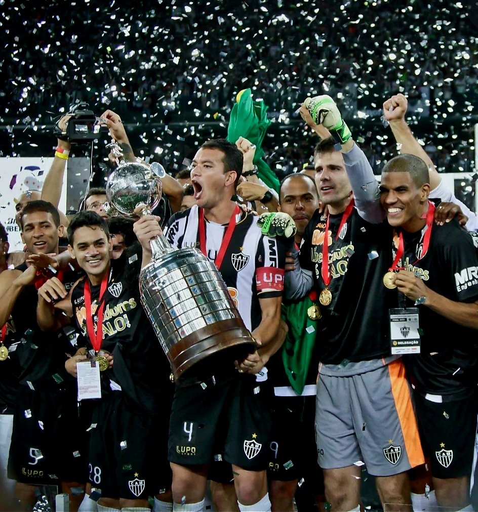 NandoTeixeiraV9's tweet photo. @nostalgia5stars Há 13 anos atrás o GALO mostra quem é q sempre mandou no Mineirão, e conquista a Copa Libertadores da América na reinaugurado do estádio após obras para a Copa do Mundo de 2014!
#MaiorDeMinas
#GALO
#ConmebolLibertadores
#ChupaMaria https://t.co/c9tywfiJSI