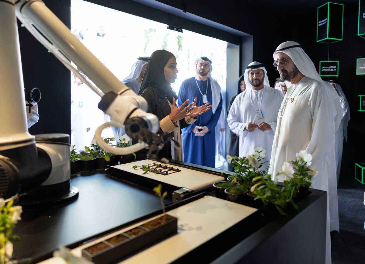 DXBMediaOffice's tweet photo. محمد بن راشد يطلع، خلال القمة العالمية للحكومات 2026، على "خارطة طريق المساحات المائية والخضراء 2030"، التي أطلقتها بلدية دبي ضمن رؤية استراتيجية شاملة تهدف إلى تطوير منظومة حضرية متناغمة، بحزمة مشاريع تصل قيمتها إلى أكثر من 4 مليارات درهم، وذلك ترسيخاً لريادة دبي كمدينة عالمية مستدامة تستثمر الطبيعة لتحقيق رفاهية الإنسان.