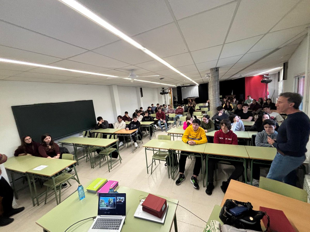 Hoy nuestras compañeras María Ángeles Ruiz y Mónica Fernández han estado en el IHES Santa María de Alarcos de Ciudad Real en las IV Jornadas de Orientación Académica y Profesional para presentar las titulaciones impartidas en nuestra Escuela. Muchas gracias por recibirnos.