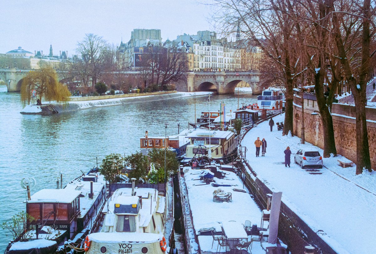 maximevisticot's tweet photo. Paris sous un manteau blanc, sur film https://t.co/4AzHBIk5oG