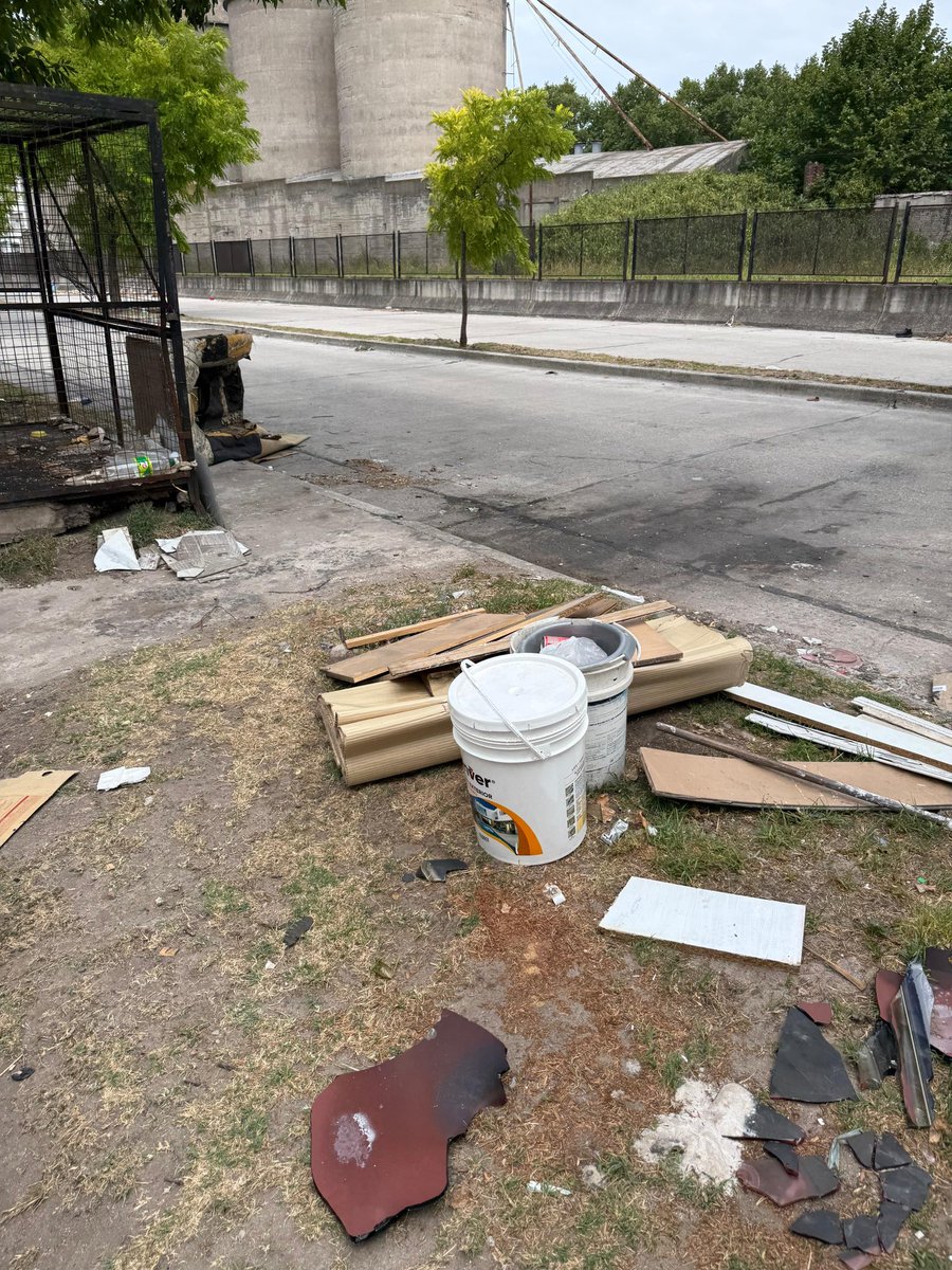 Hoy llame a la <a href="/munimardelplata/">Municipalidad de General Pueyrredon</a> para reclamar por los microbasurales en el barrio en el que vivo, lo cual me respondieron que ellos no se hacen cargo de juntar este tipo de basura, que debemos contratar una empresa privada. 🤷🏽‍♂️ con razón, ahora entiendo la mugre de la ciudad.
