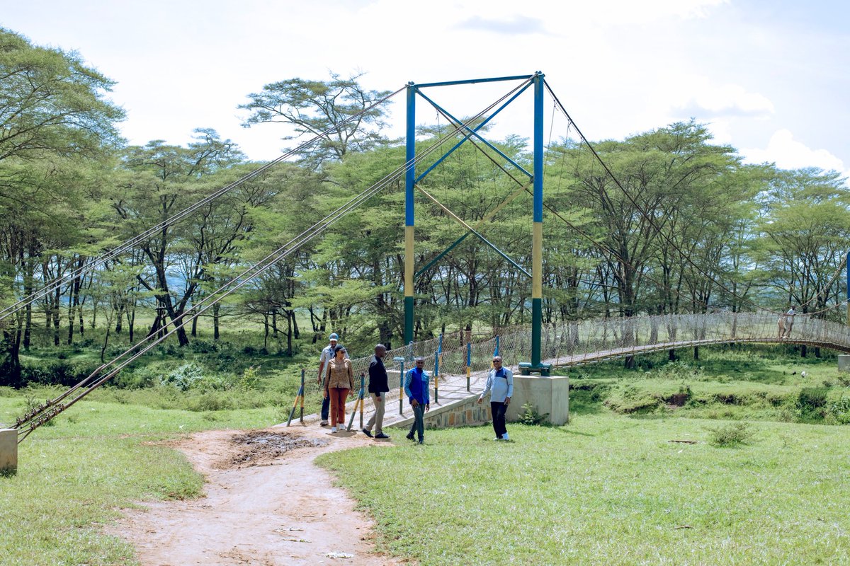 NyagatareDistr's tweet photo. Uyu munsi, Umuyobozi w’Akarere Wungirije Ushinzwe Iterambere ry’Ubukungu, Matsiko Gonzague yakiriye itsinda ry’Abadepite rigizwe na Depite Bizimana Minani Deogratias na Depite Uwizeye Marie Therese bo muri Komisiyo y’ubukungu n’ubucuruzi muri @RwandaParliamnt bagiranye ibiganiro n’Ubuyobozi bw’Akarere ndetse n’abahagarariye ibyiciro bitandukanye mu Karere, nyuma basuye Imirenge ya Nyagatare, Matimba , Rukomo na Karama  mu rwego rwo kureba uko ibikorwaremezo by'imihanda y'imihahirano n’ibiraro bifasha abaturage kugeza umusaruro ku isoko n’uburyo amazi yo ku mihanda yubakwa ayoborwa kugira ngo atangiza ibikorwa by’abaturage no kureba ahari imbogamizi muri ibi bikorwaremezo kugira ngo zishakirwe ibisubizo.