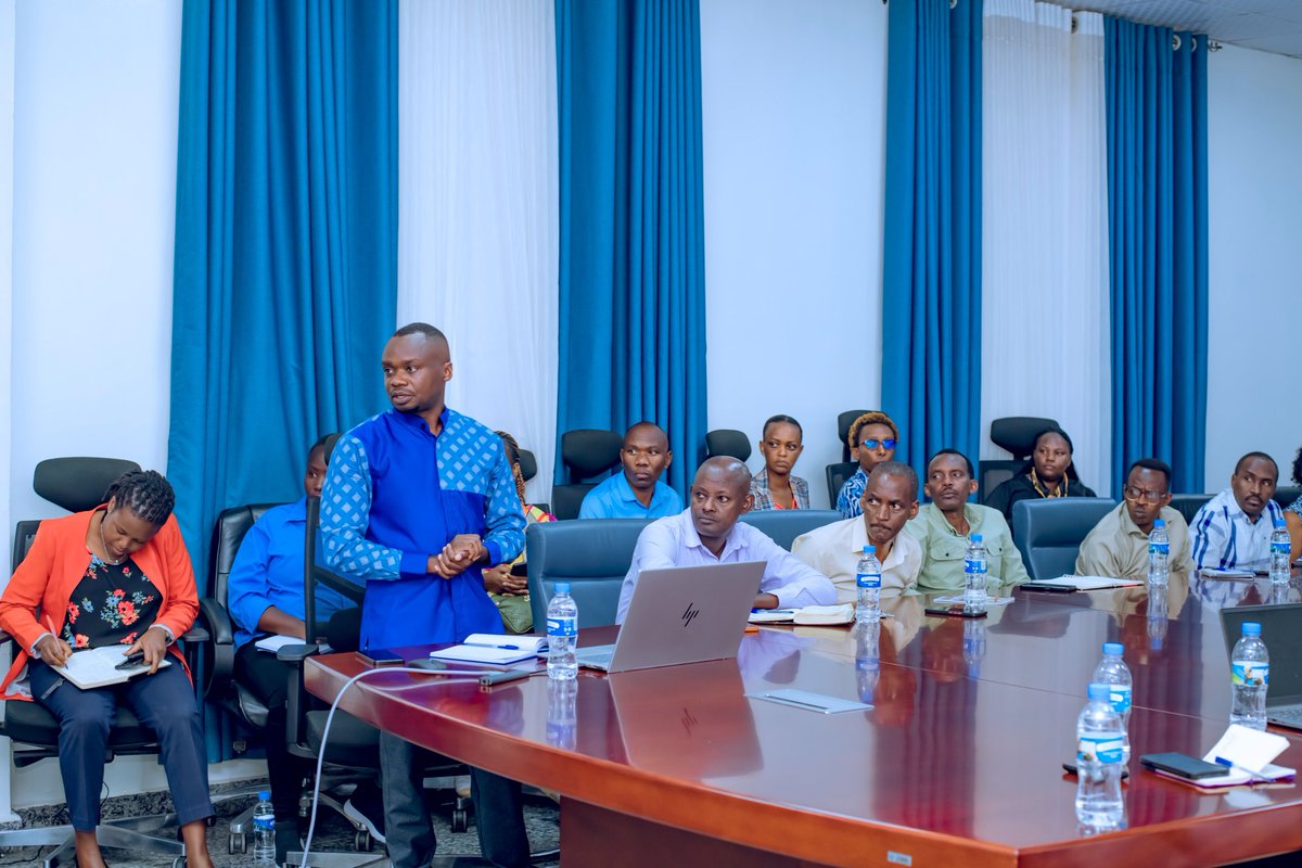 NyagatareDistr's tweet photo. Uyu munsi, Umuyobozi w’Akarere Wungirije Ushinzwe Iterambere ry’Ubukungu, Matsiko Gonzague yakiriye itsinda ry’Abadepite rigizwe na Depite Bizimana Minani Deogratias na Depite Uwizeye Marie Therese bo muri Komisiyo y’ubukungu n’ubucuruzi muri @RwandaParliamnt bagiranye ibiganiro n’Ubuyobozi bw’Akarere ndetse n’abahagarariye ibyiciro bitandukanye mu Karere, nyuma basuye Imirenge ya Nyagatare, Matimba , Rukomo na Karama  mu rwego rwo kureba uko ibikorwaremezo by'imihanda y'imihahirano n’ibiraro bifasha abaturage kugeza umusaruro ku isoko n’uburyo amazi yo ku mihanda yubakwa ayoborwa kugira ngo atangiza ibikorwa by’abaturage no kureba ahari imbogamizi muri ibi bikorwaremezo kugira ngo zishakirwe ibisubizo.
