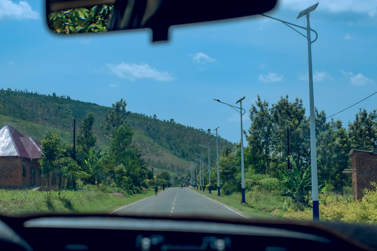 NyagatareDistr's tweet photo. Uyu munsi, Umuyobozi w’Akarere Wungirije Ushinzwe Iterambere ry’Ubukungu, Matsiko Gonzague yakiriye itsinda ry’Abadepite rigizwe na Depite Bizimana Minani Deogratias na Depite Uwizeye Marie Therese bo muri Komisiyo y’ubukungu n’ubucuruzi muri @RwandaParliamnt bagiranye ibiganiro n’Ubuyobozi bw’Akarere ndetse n’abahagarariye ibyiciro bitandukanye mu Karere, nyuma basuye Imirenge ya Nyagatare, Matimba , Rukomo na Karama  mu rwego rwo kureba uko ibikorwaremezo by'imihanda y'imihahirano n’ibiraro bifasha abaturage kugeza umusaruro ku isoko n’uburyo amazi yo ku mihanda yubakwa ayoborwa kugira ngo atangiza ibikorwa by’abaturage no kureba ahari imbogamizi muri ibi bikorwaremezo kugira ngo zishakirwe ibisubizo.