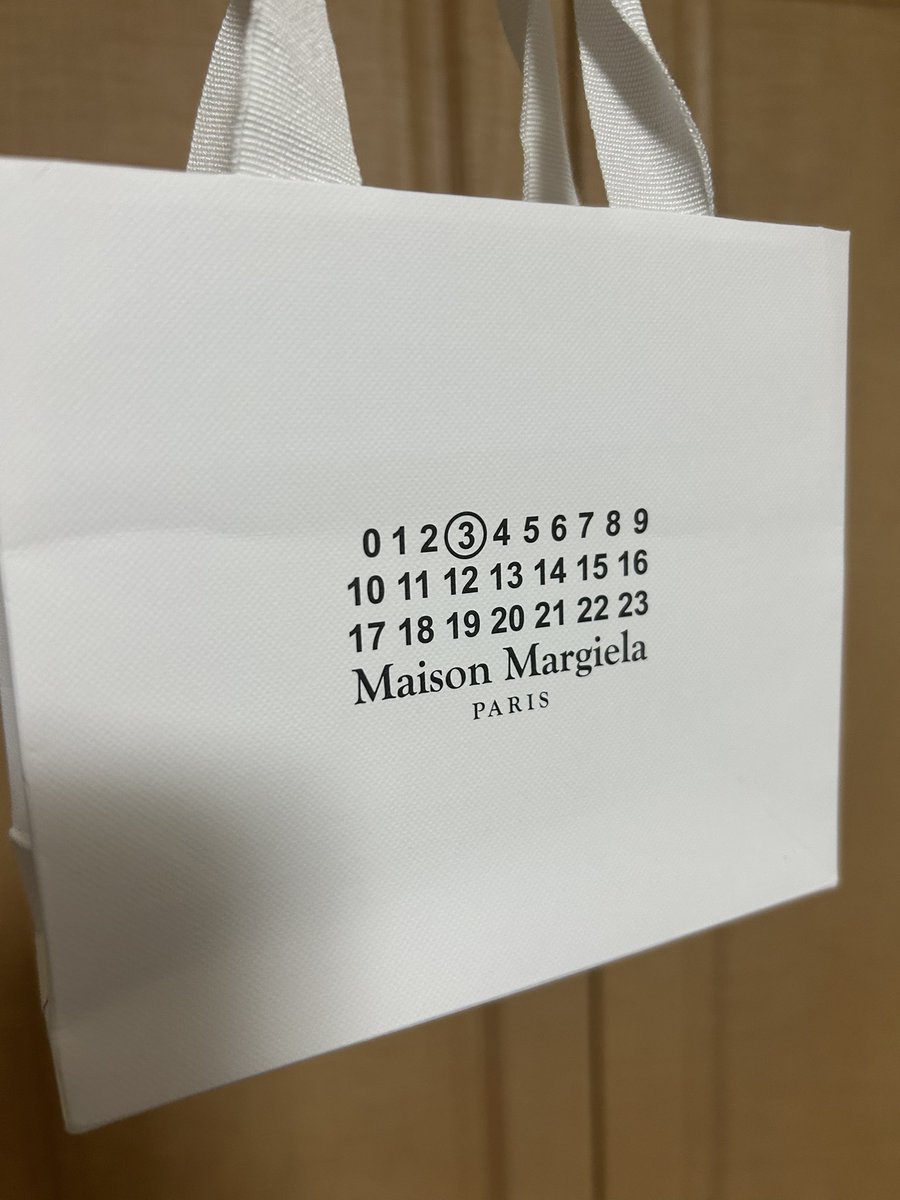 rf101_con06's tweet photo. 私2月3日が誕生日でして、大好きな先輩に
マルジェラの香水頂いて、マルジェラの誕生日プレゼントって日付に〇してある！って親と騒いでたんだけど23までしかないし調べたらギフトのカテゴリの数字らしくて恥ずかしくなった

23歳になりました。 https://t.co/kWJC9vTngU