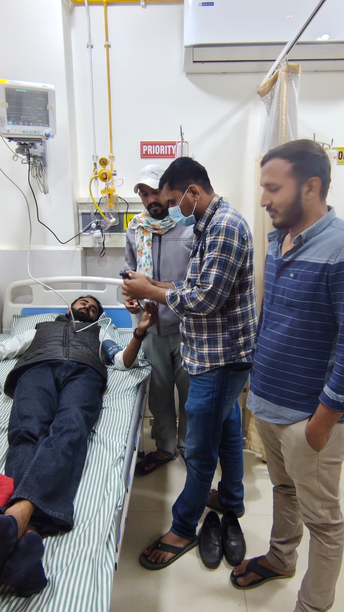 प्रिय साथी <a href="/DEEPSBISHNOI_/">𝐃𝐄𝐄𝐏𝐀𝐊 𝐁𝐈𝐒𝐇𝐍𝐎𝐈 𝐈𝐍𝐂🇮🇳</a> की स्वास्थ्य स्थिति बिगड़ने पर उन्हें चिकित्सकीय जांच हेतु अस्पताल ले जाया गया।
वे डेढ़ दिनों से बिना अन्न-जल आमरण अनशन पर हैं और खेजड़ी बचाओ आंदोलन का समर्थन कर रहे है।
ईश्वर से शीघ्र स्वास्थ्य लाभ की कामना &amp; सरकार से मांगें तत्काल स्वीकार करने की अपील।