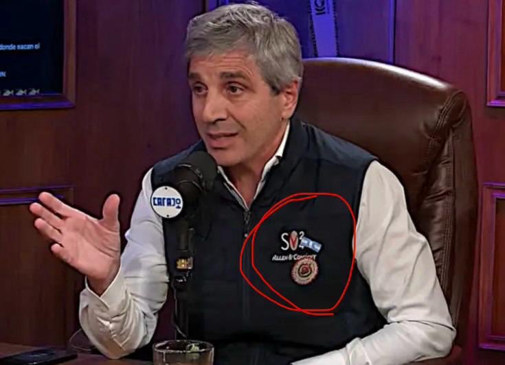 Luis Caputo no compra ropa en la Argentina.
La vestimenta se la resuelven sus amigos del “campamento de verano” de los multimillonarios del mundo.

Fijate el chaleco que usa siempre.
No es un detalle: ES UN SÍMBOLO.

ESE CHALEQUITO LO PAGAMOS LOS ARGENTINOS CON AJUSTE Y ENTREGA.