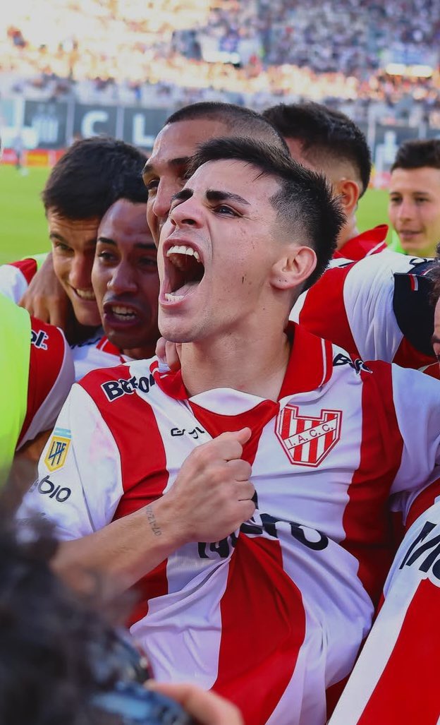 Ya nos acostumbramos a verlo pero hasta en sus partidos mas flojos hace cosas que ningún otro puede hacer, para mí Luna no puede salir nunca, es clave y siempre genera algo, soldado de Alex Luna para siempre.