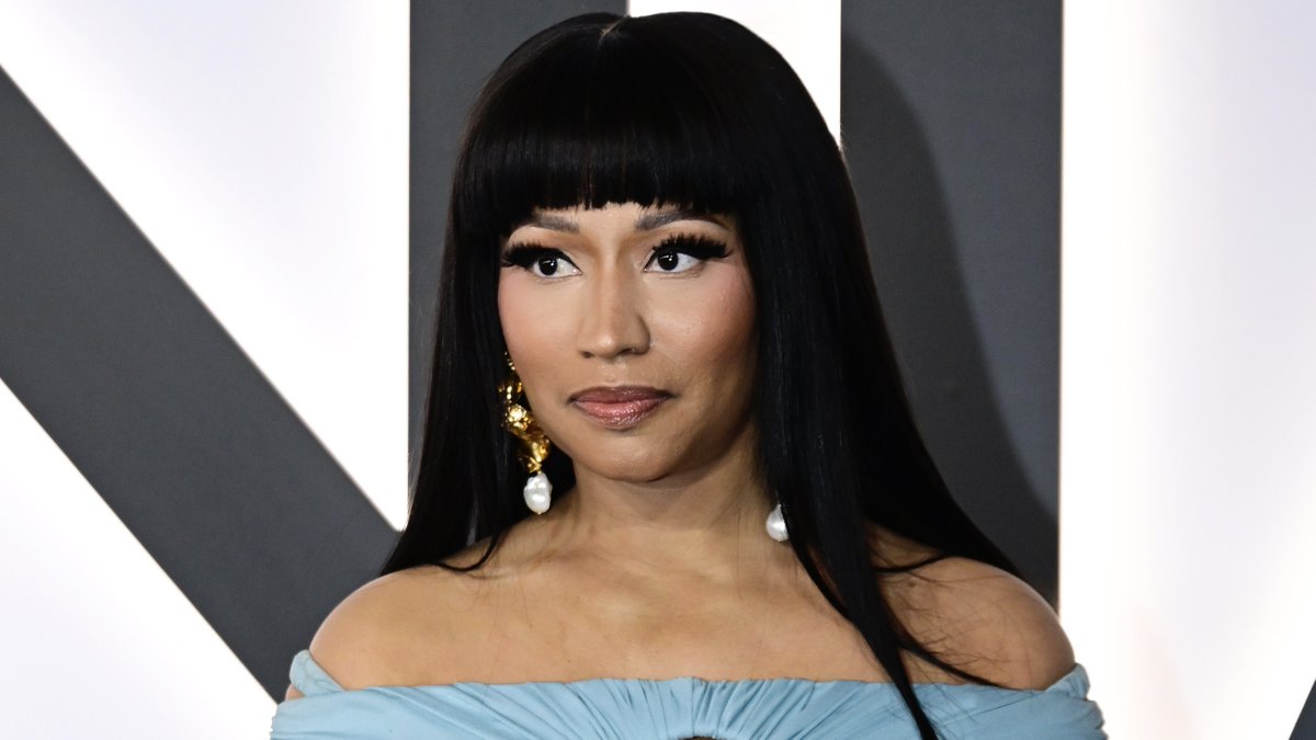 Intrvertking's tweet photo. Nicki Minaj sparks debate by claiming she isn’t transphobic while voicing Trump support – is this free speech or hate? 🤔 #NickiMinaj #TransRights 🔥
https://t.co/0aT3BEwXqS https://t.co/YdcpTtPCtn
