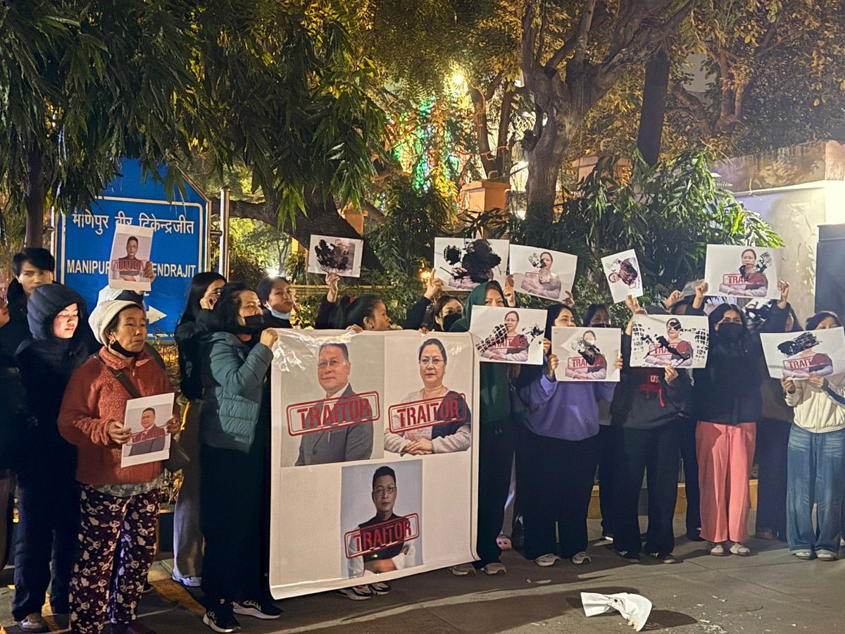 Kuki-Zo groups protest outside Manipur Bhavan in Delhi where Nemcha Kipgen, MLA from Kangpokpi, also a Kuki-Zo took virtual oath as deputy CM of Manipur. 
The civil society groups have opposed their leaders/MLAs joining the Manipur government. 
Pic via Kuki Students Organisation