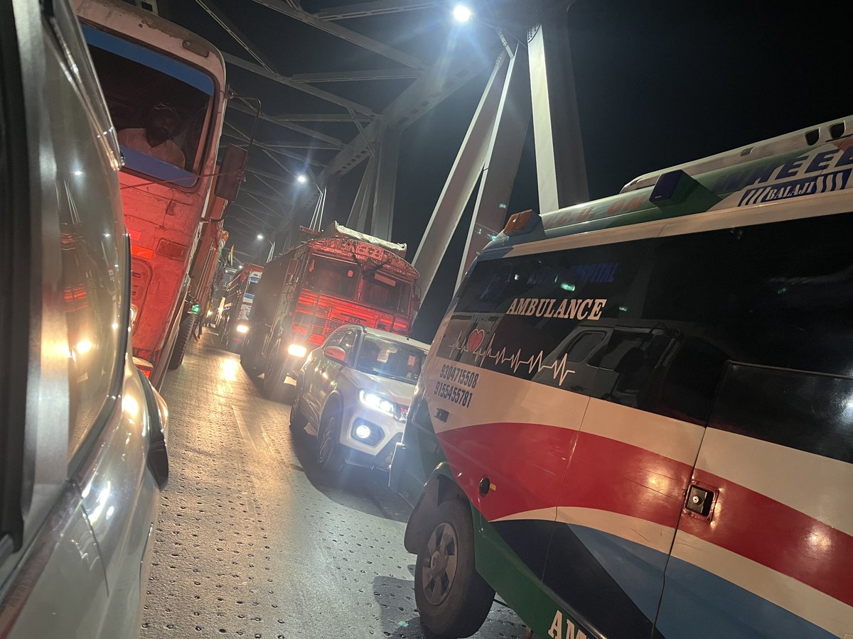 Ambulance stuck on Ganga Bridge due to jam, long queue @Bihar_police