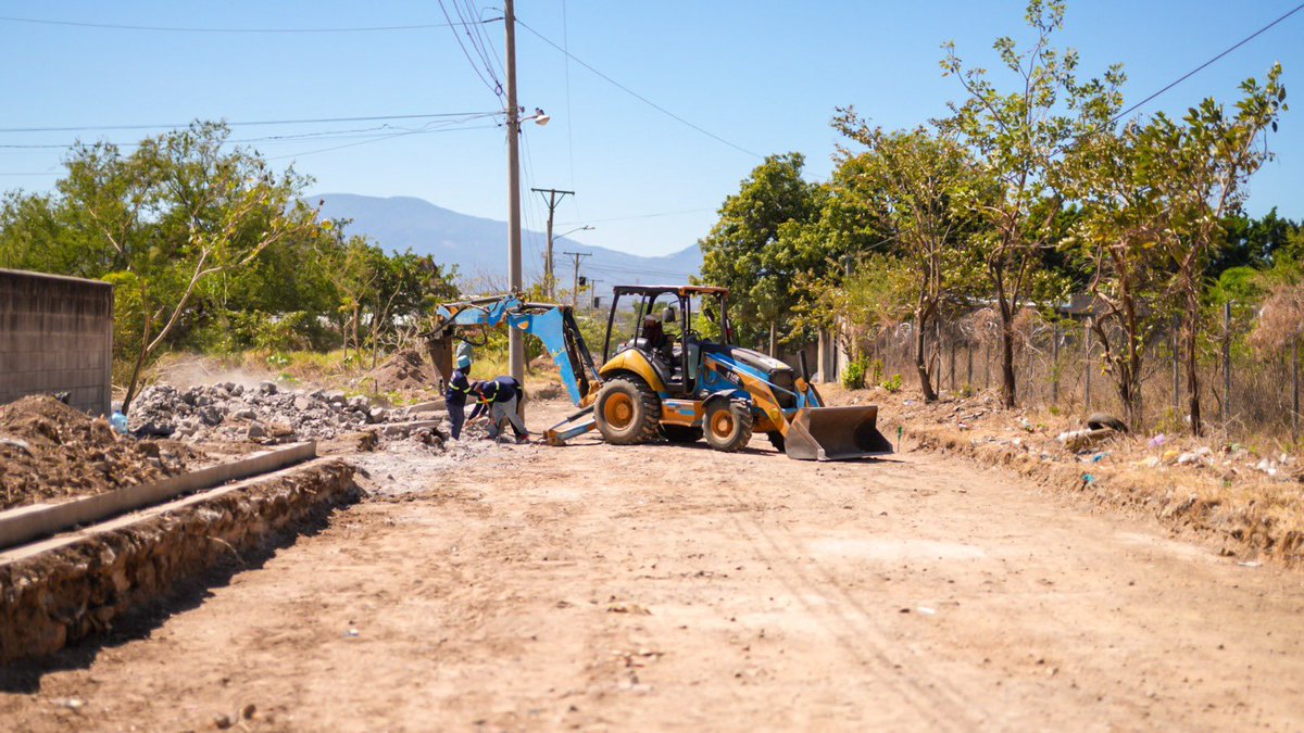 elsalvador's tweet photo. #DePaís | El alcalde de #SantaAnaCentro, @AcevedoGustavo_, informa que equipos municipales trabajan en la preparación de suelo y base para la pavimentación de la calle que conecta las urbanizaciones Santa Ana Norte y Villa Celeste. https://t.co/TFupuctV0H