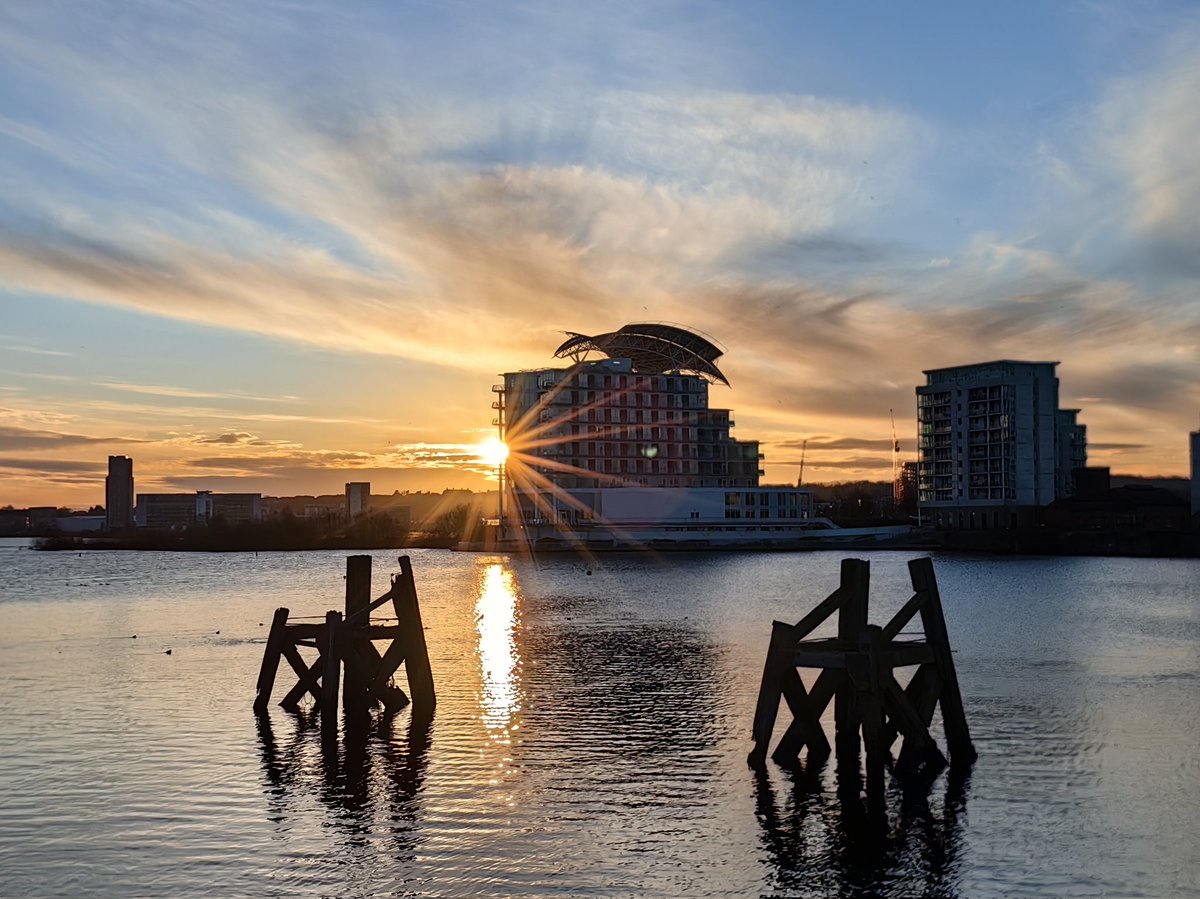 MandhariNadezna's tweet photo. Cardiff Bay, Wales.

@S4Ctywydd
@StormHour
#photohour 

Evening of 4th February 2026 https://t.co/dBwIEfZWAn