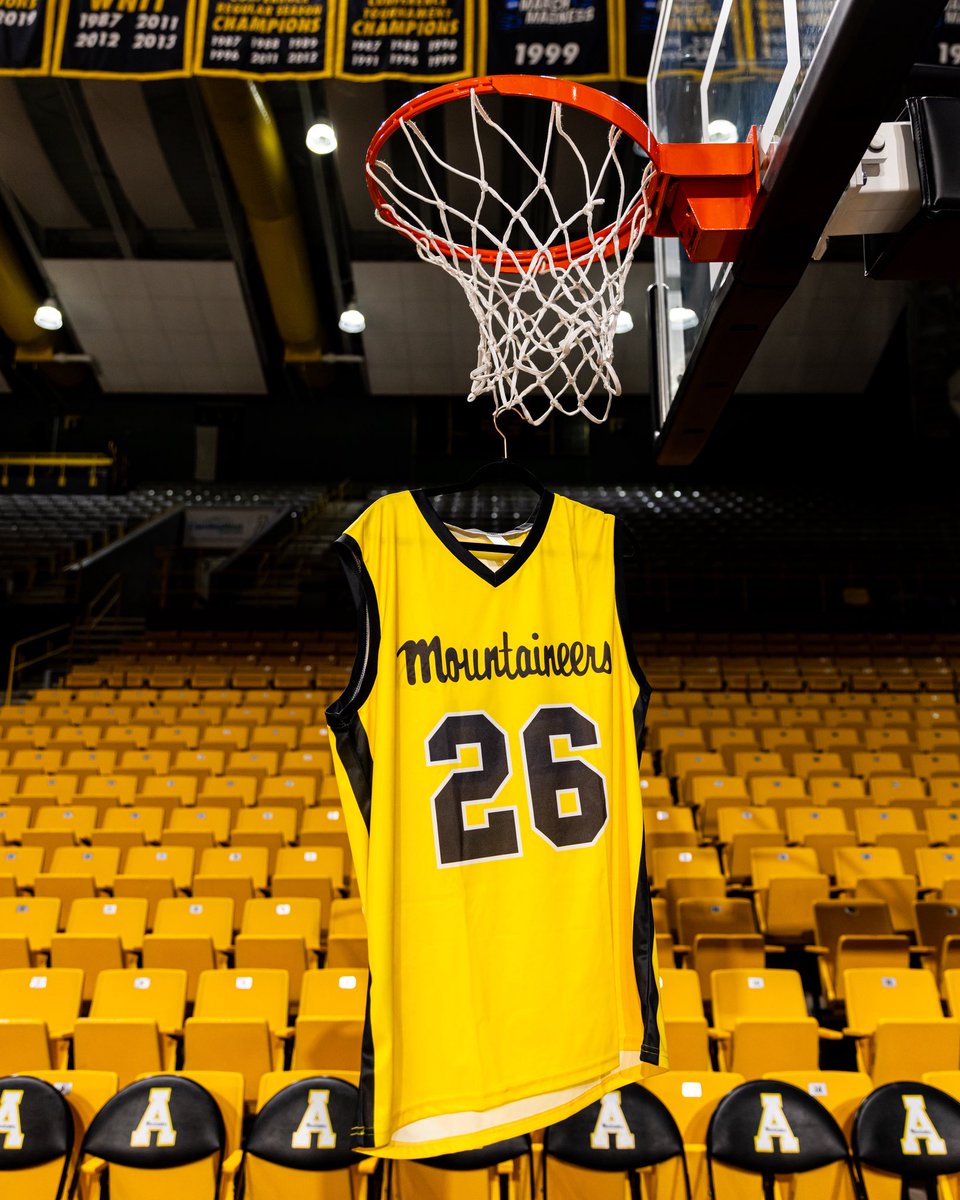AppStateMBB's tweet image. See you at 6:30, #AppNation. 

Wear Gold. 

#TakeTheStairs