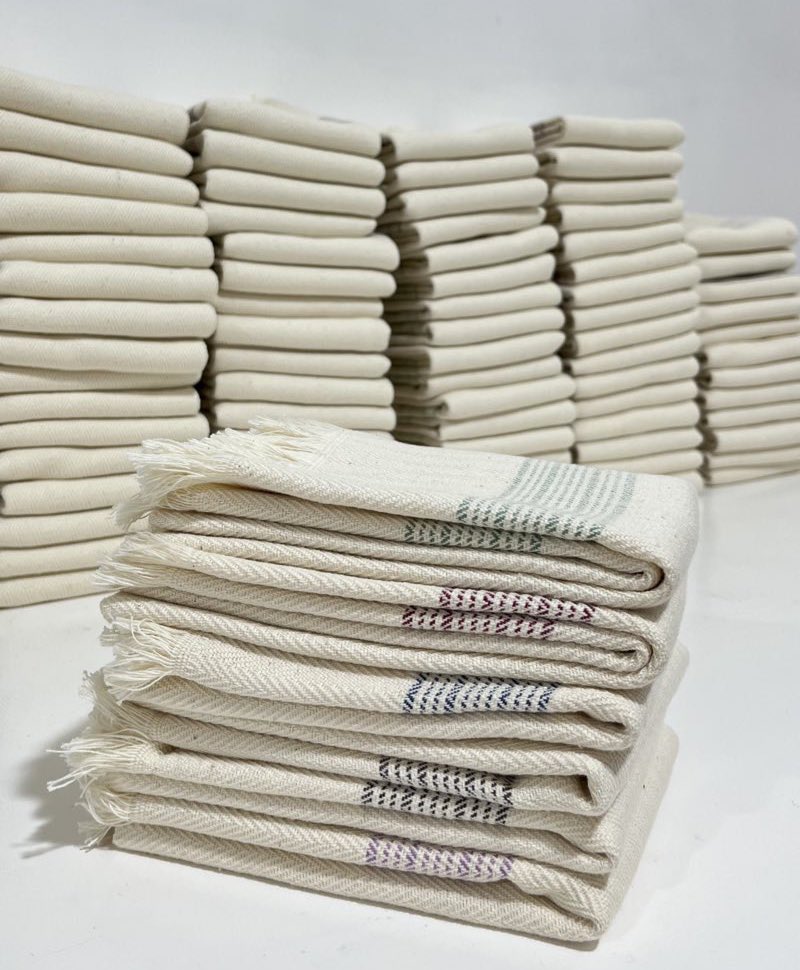 با این‌توییت یه آقای محترمی برای شرکتشون بهمون سفارش دادن .  حوله های ایرانی دستبافت  بافته شده بدست زنان خراسان جنوبی داره جایگزین حوله های چینی میشه ✨
بافنده ها چند روز پیوسته کار کردن و‌خودم تک به تک‌ حوله ها رو‌چک و آماده ی ارسال کردم 
امید به رضایت و سفارشات بیشتر ✨