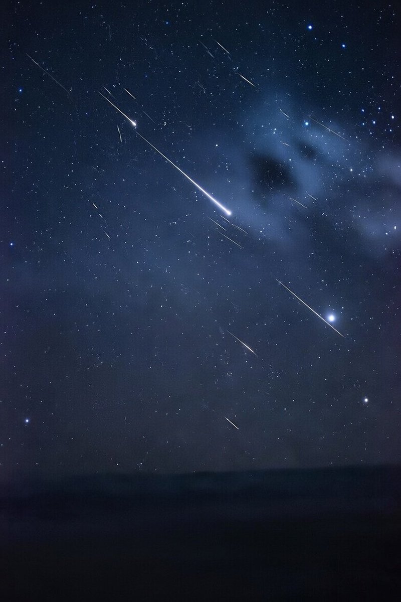 शाम है, मैं उदास हूँ शायद
अजनबी लोग अभी कुछ आयें
देखिए अनछुए हुए सम्पुट
कौन मोती सहेजकर लायें
कौन जाने कि लौटती बेला
कौन-से तार कहाँ छू जायें!

✍️धर्मवीर भारती

Good night