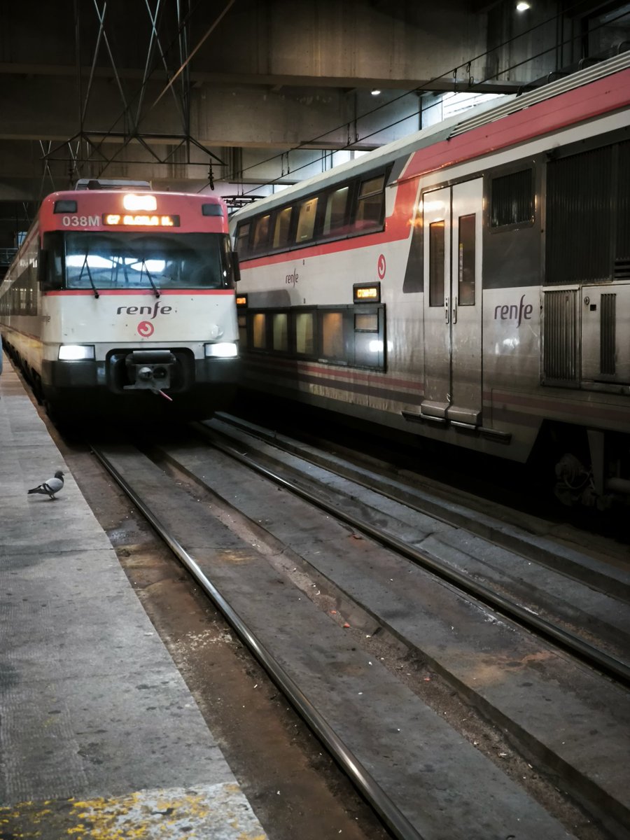 TrenAficion's tweet photo. 446 y 450 de @Renfe @CercaniasMadrid  en Atocha #trenes #renfe #fotografia https://t.co/BxOCRzGMa0