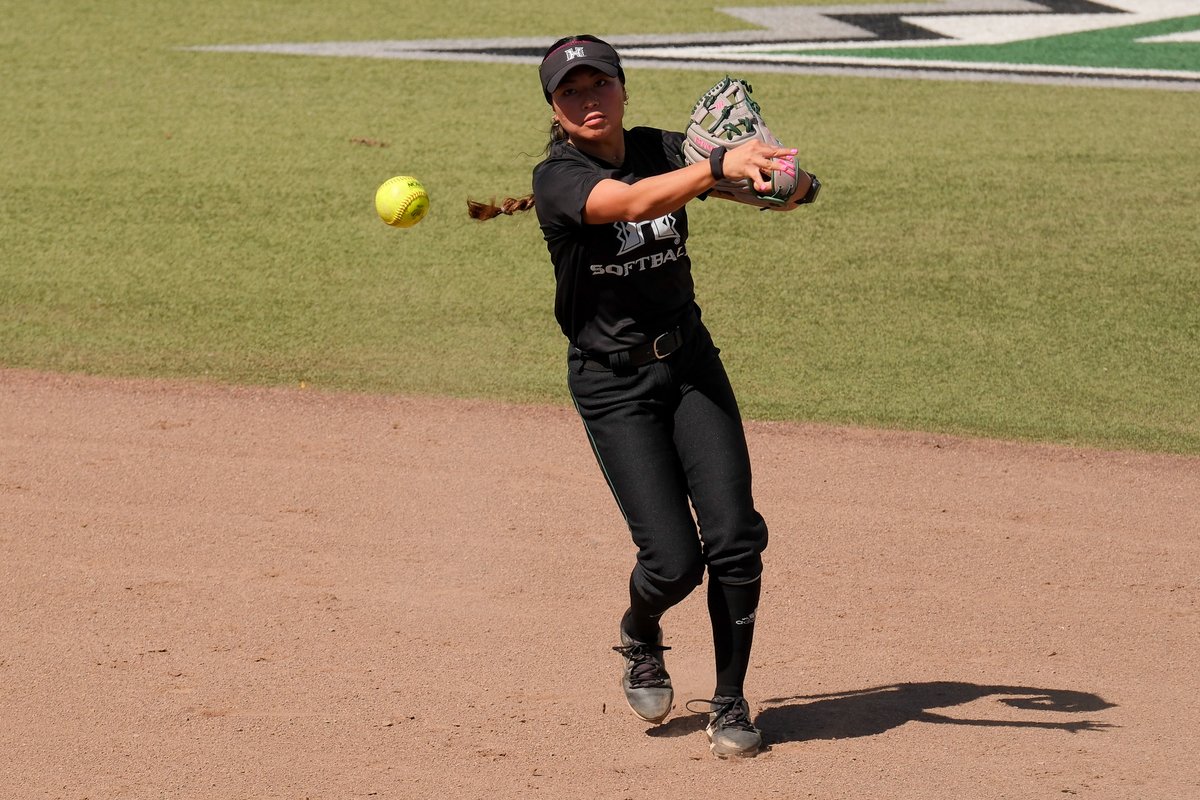 KuuleiAgbayani's tweet image. GUEST ALERT: Happy #ManaWahine Wednesday/National Girls &amp;amp; Women in Sports Day! This morning you'll get to hear my chat w/ #HawaiiSB's Carys Murakami 🌈🥎 Listen live at 8a HT on 95.1 FM, AM 760, or hawaiisportsradio.com!