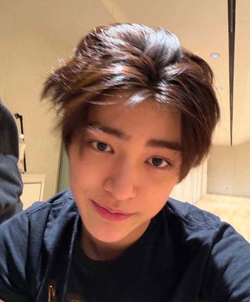 this just reminds me of how keonho’s classmate said that keonho never spoke much in their gc but only shared cookie pics…like this his baby…and hes sharing his baby w us…😭💔 you are the cutest ever my angel