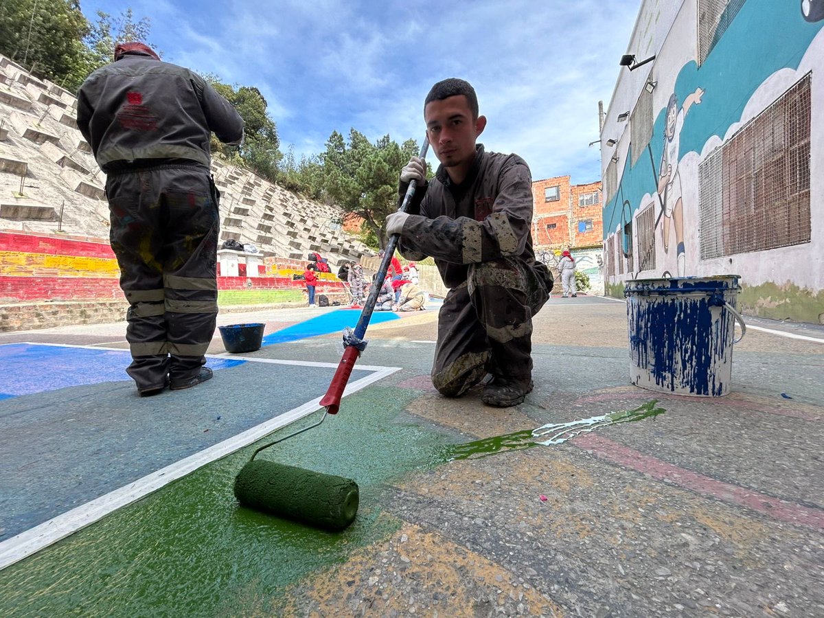 MiEspacioesBog's tweet image. 📍 Cancha Brisas del Volador – Ciudad Bolívar

Estamos en la #TransformAcción de este espacio de juego y encuentro, revitalizándolo para el disfrute de niñas, niños y la comunidad.

#MásYMejorEspacioPúblico 
#AquíSíPasa