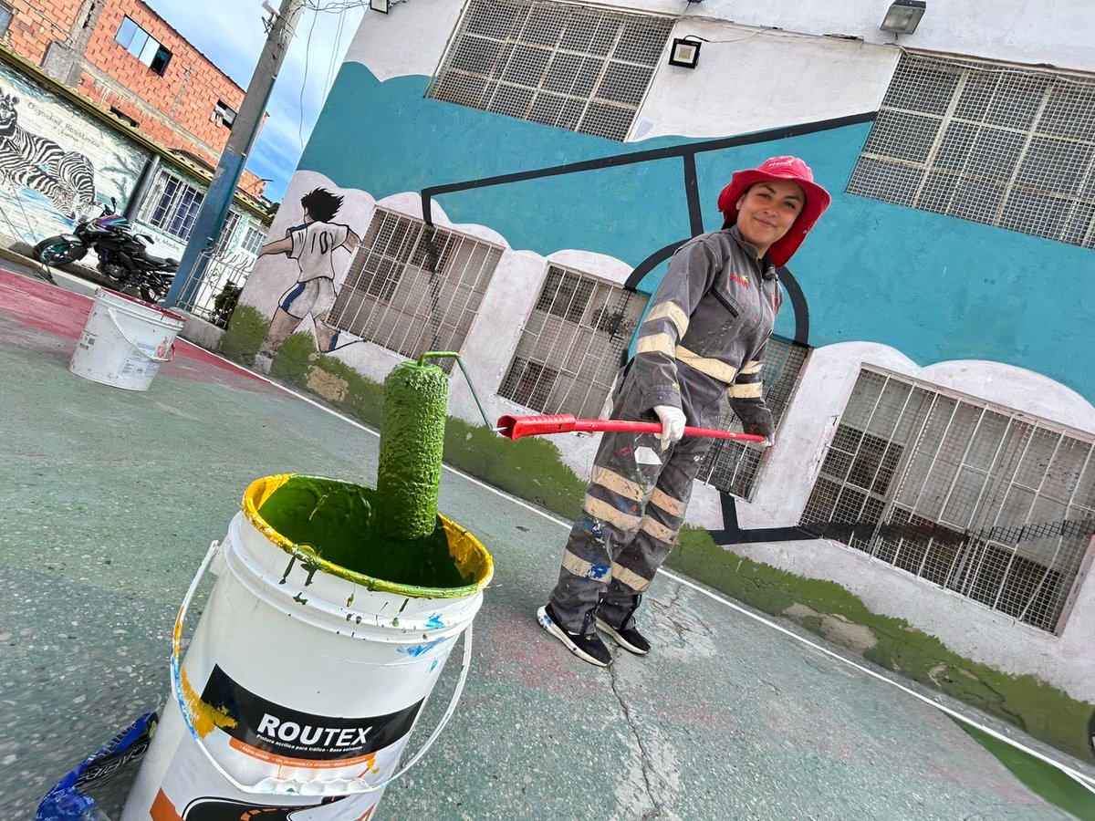 MiEspacioesBog's tweet image. 📍 Cancha Brisas del Volador – Ciudad Bolívar

Estamos en la #TransformAcción de este espacio de juego y encuentro, revitalizándolo para el disfrute de niñas, niños y la comunidad.

#MásYMejorEspacioPúblico 
#AquíSíPasa