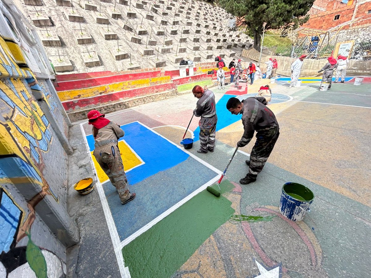 MiEspacioesBog's tweet image. 📍 Cancha Brisas del Volador – Ciudad Bolívar

Estamos en la #TransformAcción de este espacio de juego y encuentro, revitalizándolo para el disfrute de niñas, niños y la comunidad.

#MásYMejorEspacioPúblico 
#AquíSíPasa