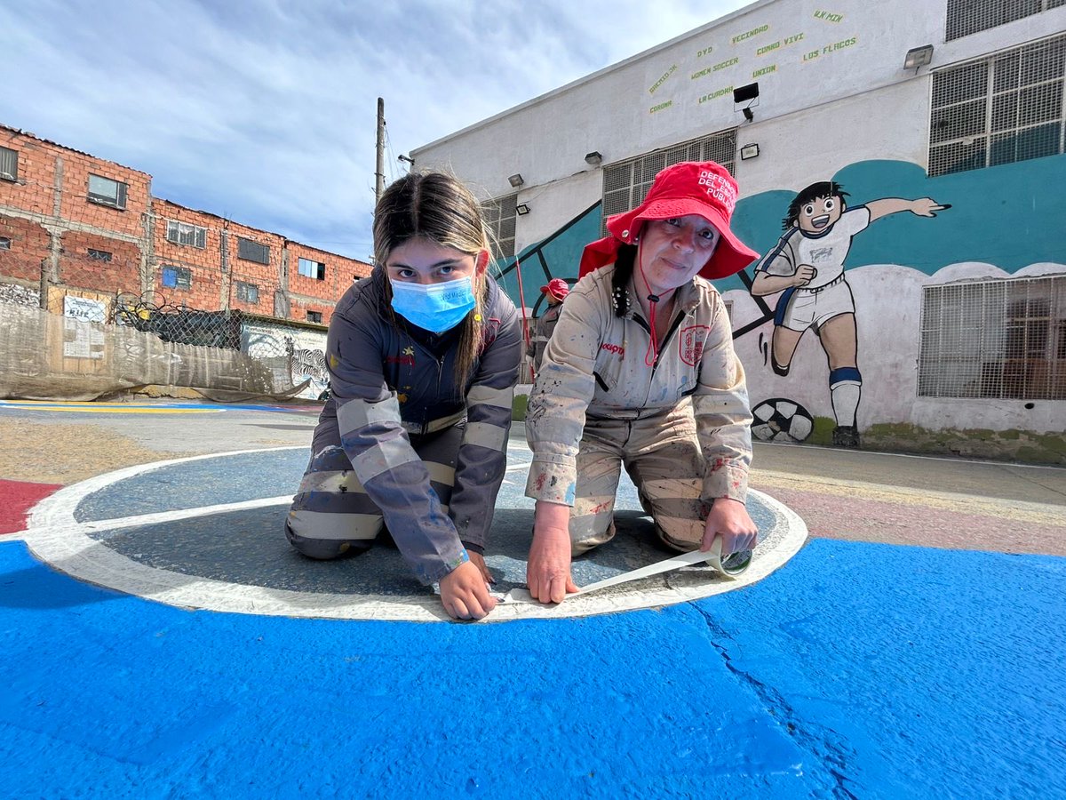 MiEspacioesBog's tweet image. 📍 Cancha Brisas del Volador – Ciudad Bolívar

Estamos en la #TransformAcción de este espacio de juego y encuentro, revitalizándolo para el disfrute de niñas, niños y la comunidad.

#MásYMejorEspacioPúblico 
#AquíSíPasa