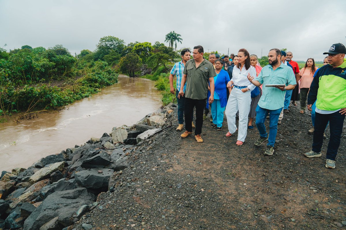 PrefGuayas's tweet photo. Trabajos preventivos en Milagro 🚧🪨

La prefecta @marcelaguinaga inició hoy sus visitas a obras en la parroquia Chobo, donde llegó para verificar la reconformación de un muro con piedra escollera, sobre una longitud de 50 metros y 5 metros de altura, en el margen del río Milagro, como parte de las acciones preventivas para reducir riesgos y proteger a la población en el invierno.

📌 Previamente, se ejecutaron labores de limpieza en el área, retirando material vegetal y palizada, protección del talud conforme a las pendientes técnicas, garantizando su estabilidad y adecuado drenaje.

💪🏻 En el punto, decenas de moradores expresaron su gratitud a la autoridad provincial por ejecutar estos trabajos que refuerzan su seguridad.

En este invierno, #GuayasHace