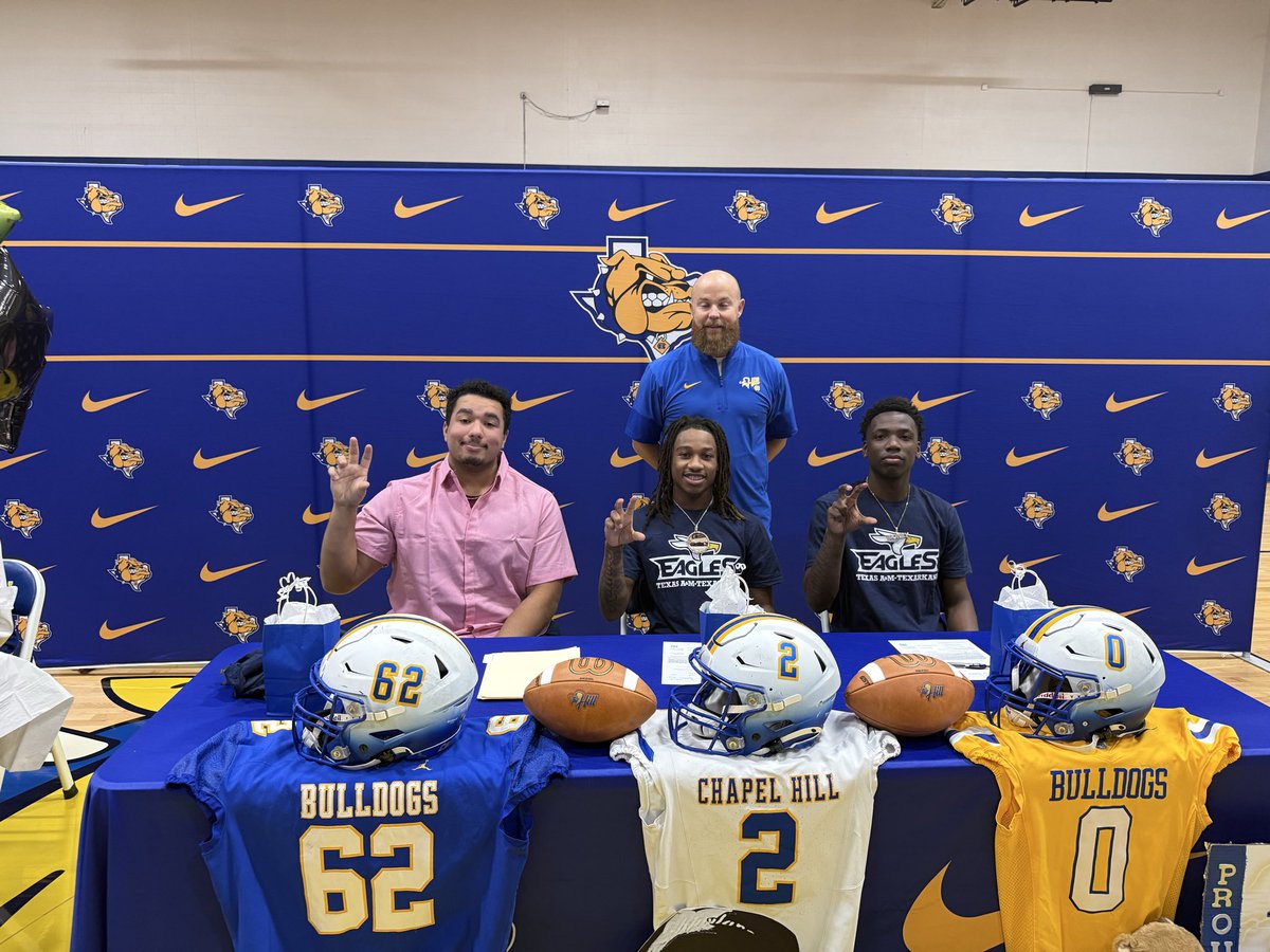 ChapelHillFB's tweet photo. Congratulations to these Bulldogs for signing to play at the next level! @ETBU_Football @TAMUT_Football @TJCFootball @HPUFootball
#Ohana #NationalSigningDay #RecruitCH #WeGotDogs https://t.co/zaj0IbtG0Y