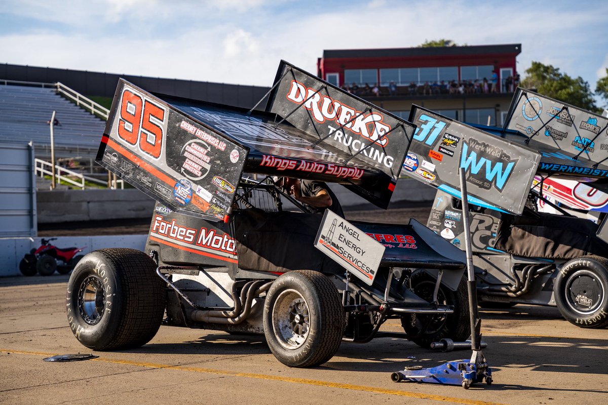 HusetsSpeedway's tweet photo. 9️⃣5️⃣ days until our Mother’s Day Season Opener 🔥
#LetsRace #RaceDay #RaceReady https://t.co/Moia57juPq