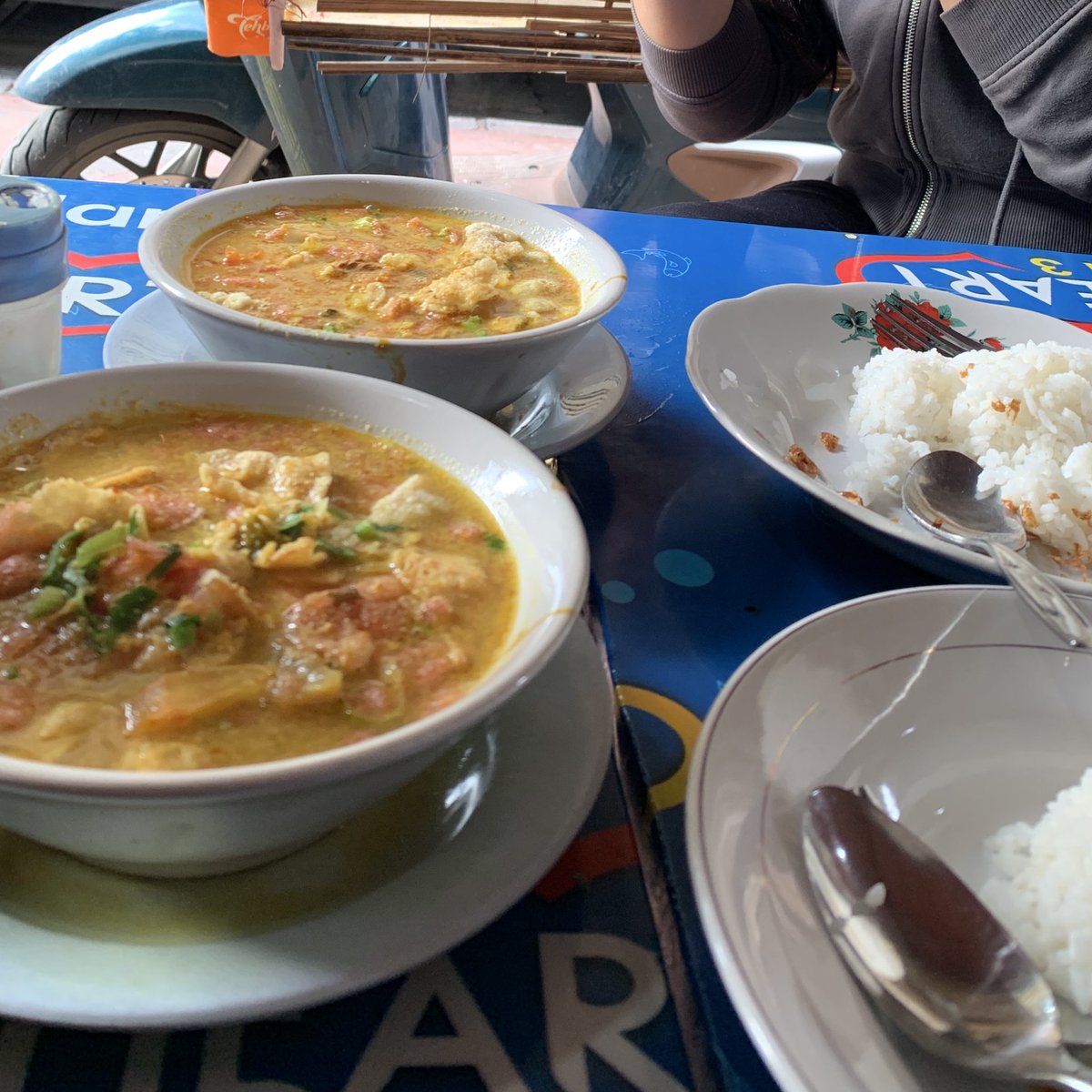 sore makan kaki sapi, malemnya olahraga.