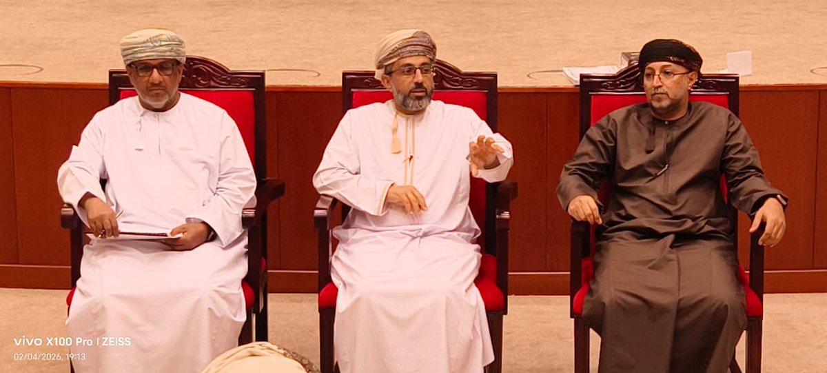 roars_om's tweet photo. في إطار حرص مجلس إدارة #الجمعية_السلطانيه_العمانيه_لهواة_اللاسلكي على تعزيز التواصل الميداني وترسيخ نهج الشراكة الفاعلة، قام الدكتور /سعود الشعيلي، ��ئيس مجلس الإدارة، بزيارة إلى #محافظة_ظفار، التقى خلالها بأعضاء الجمعية بالمحافظة.
تأتي هذه الزيارة تأكيدًا على أهمية التواصل المباشر مع الأعضاء، والاطلاع على احتياجاتهم ومقترحاتهم، بما يسهم في تطوير الأداء وتعزيز مسيرة العمل المؤسسي.
شهد اللقاء نقاشًا مثمرًا حول خطط وبرامج المرحلة المقبلة، والتأكيد على أهمية تكامل الجهود والعمل بروح الفريق الواحد لتحقيق تطلعات الجمعية وتعزيز دورها المجتمعي.

في اخر اللقاء تم تكريم الأعضاء المشاركين في فعالية FoxHunt  تقديرا لجهودهم ومشاركاتهم المتميزة، وتحفيزًا لمواصلة العطاء والتميز في أنشطة الجمعية