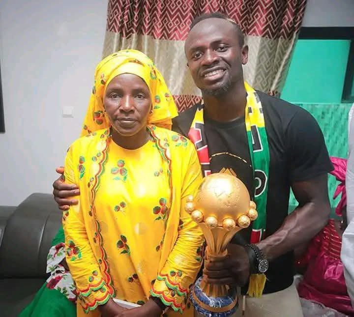 🇸🇳 Sadio Mané 🗣 : << Je me souviens du premier jour où je suis arrivé en France 🇫🇷 pour des essais et pour signer ✍ avec Metz. 
Au lendemain de mon arrivée, j'ai appelé ma mère 🤶 et j'ai dit : "Salut maman, je suis en France." 

Elle a dit : « Quoi, quelle France ? » elle