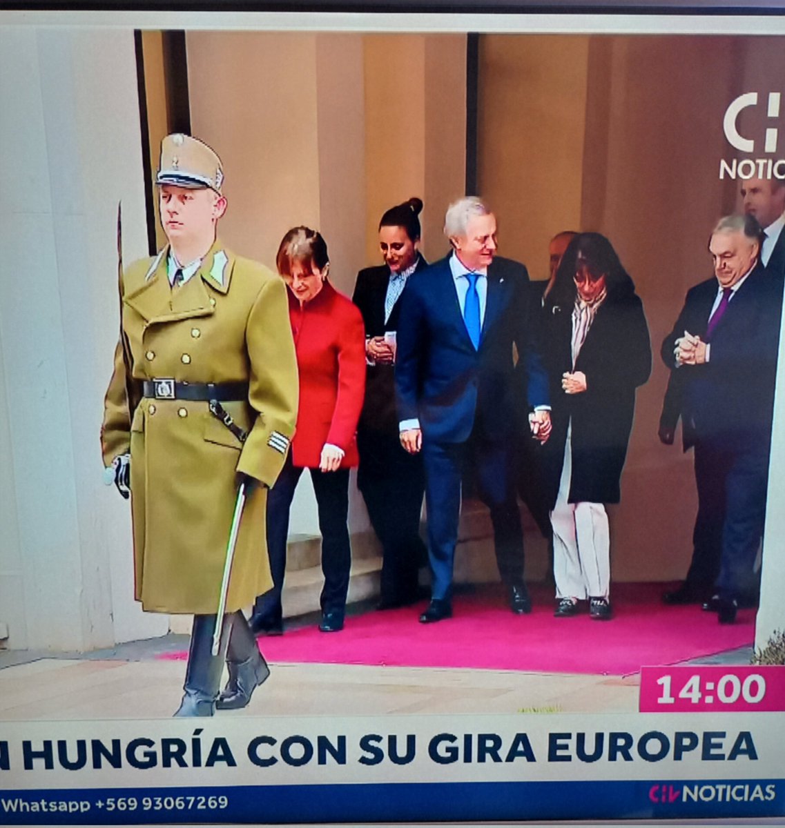 Kast es el de uniforme, o el de traje? 🤣😂