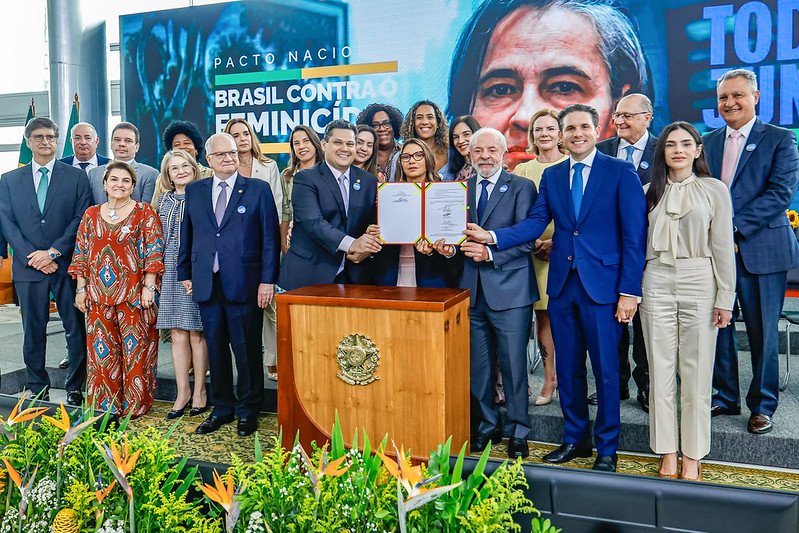 Vamos meter a colher, sim. Acabo de participar do ato de assinatura do Pacto Nacional Brasil contra o Feminicídio, proposto pelo governo <a href="/LulaOficial/">Lula</a> e assinado pelos três Poderes. A <a href="/CUT_Brasil/">CUT Brasil</a> está nesta luta e, como falou Lula no ato, vamos meter a colher.