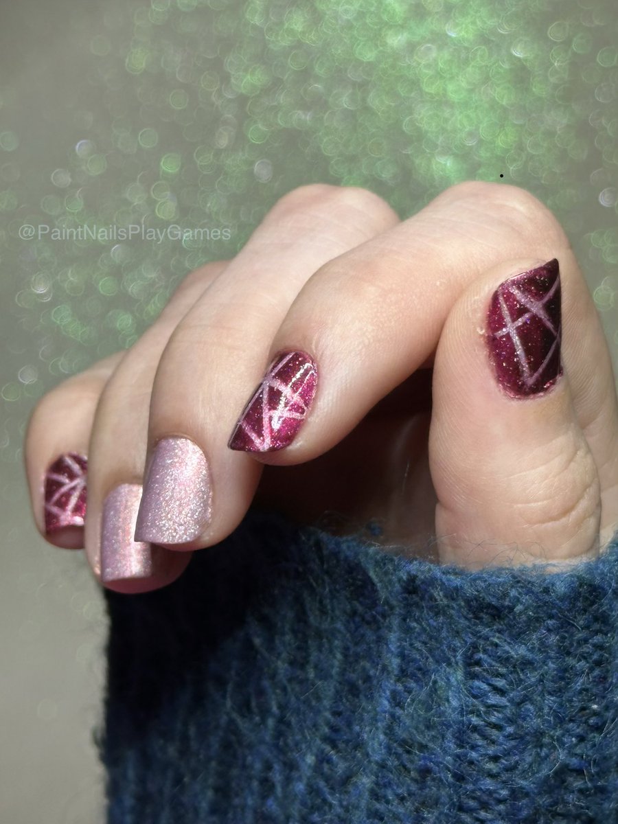 NailsPlayGames's tweet photo. Hiiiii, it’s been a while! How’ve you been? I finally forced myself to sit down and do something I love. This pretty pink mani is @holotaco Pirouette Pink and Love Spell with some abstract stripes! 

#holotaco #nails #nailart #shortnails #naildesign https://t.co/yHcOlBvuou